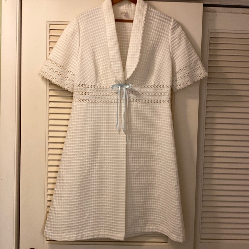 VINTAGE WHITE ROBE